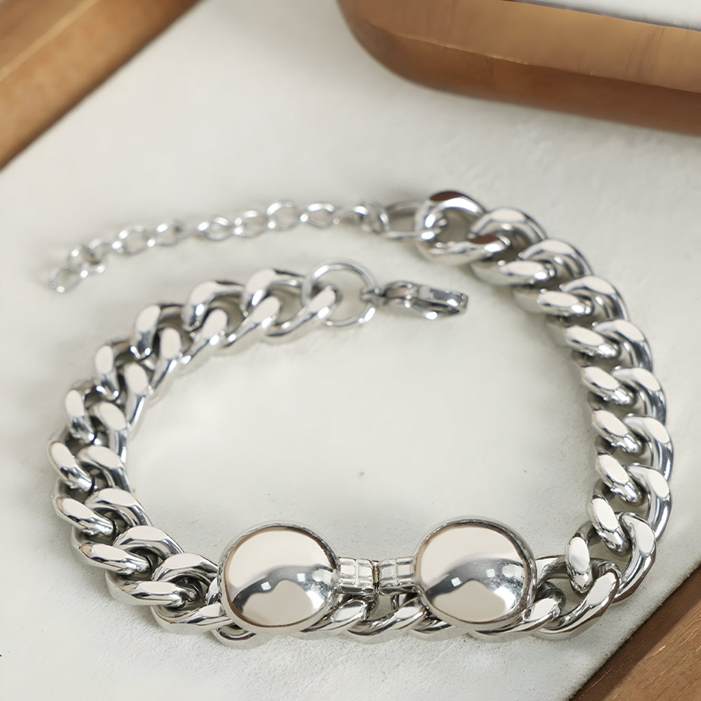 Bracelet femme en titane argenté à maillons larges avec fermoir incurvé brillant, modèle Élise.