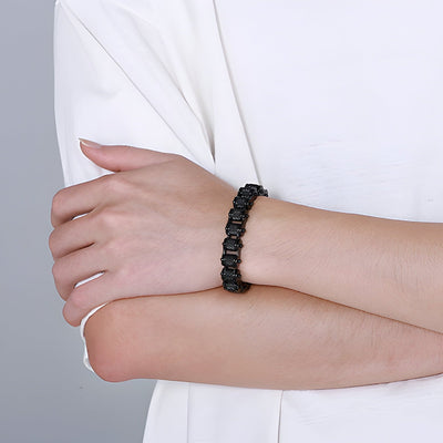 Bracelet chaîne noire en acier inoxydable au design maillons épais porté au poignet.