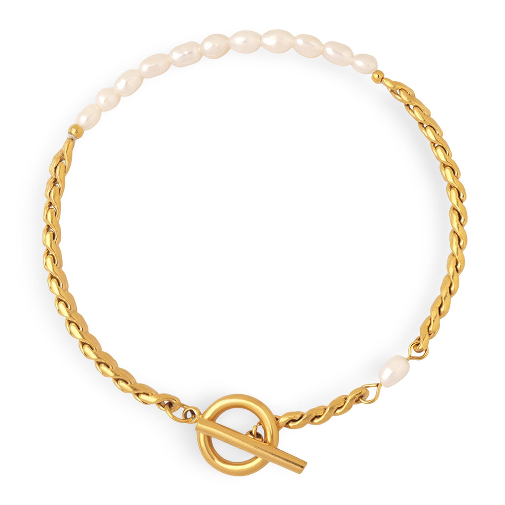 Bracelet Camilla chic en maille dorée avec perles d'eau douce blanches et fermoir toggle rond.