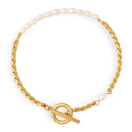 Bracelet Camilla chic en maille dorée avec perles d'eau douce blanches et fermoir toggle rond.