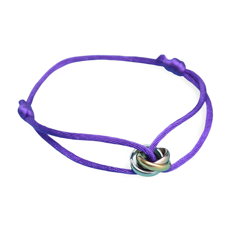 Bracelet cordon violet avec cercles métalliques entrelacés en argent, or et cuivre.