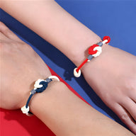 Bracelet cordon bicolore bleu et blanc avec noeud central sur poignet masculin, style Lucien.
