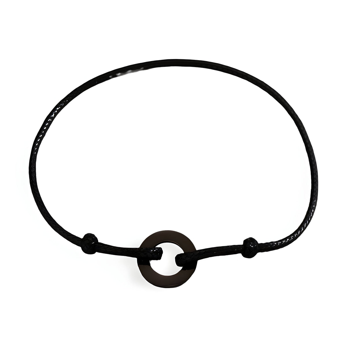 Bracelet cordon noir avec charm arrondi en métal gris foncé, style minimaliste pour homme.