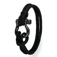 Bracelet cordon noir pour homme avec mousqueton en métal noir mat, style moderne et minimaliste.