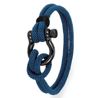 Bracelet cordon bleu marine pour homme avec fermoir mousqueton noir en métal.