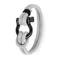 Bracelet cordon gris clair noué avec mousqueton noir urbain pour homme.