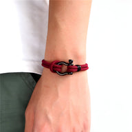Bracelet cordon rouge avec mousqueton noir, style décontracté pour homme.