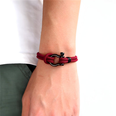 Bracelet cordon rouge avec mousqueton noir, style décontracté pour homme.