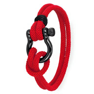 Bracelet cordon rouge pour homme avec mousqueton noir en acier, modèle Nico, design nautique.
