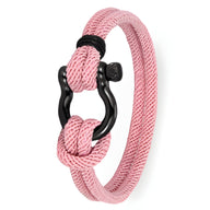 Bracelet cordon rose pour homme avec mousqueton noir brillant et nœud marin simple.