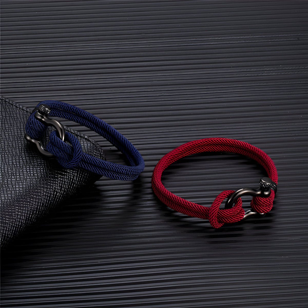 Bracelet cordon bleu marine à mousqueton noir et détails argentés, modèle Nico, pour homme et bracelet cordon rouge vif à.