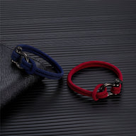 Bracelet cordon bleu marine à mousqueton noir et détails argentés, modèle Nico, pour homme et bracelet cordon rouge vif à.