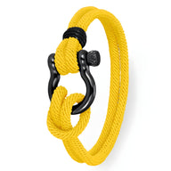 Bracelet cordon jaune pour homme avec mousqueton noir en acier finition brillante.