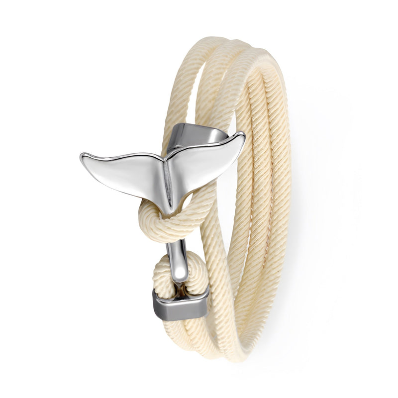 Bracelet cordon beige pour homme orné d'une queue de baleine argentée élégante.
