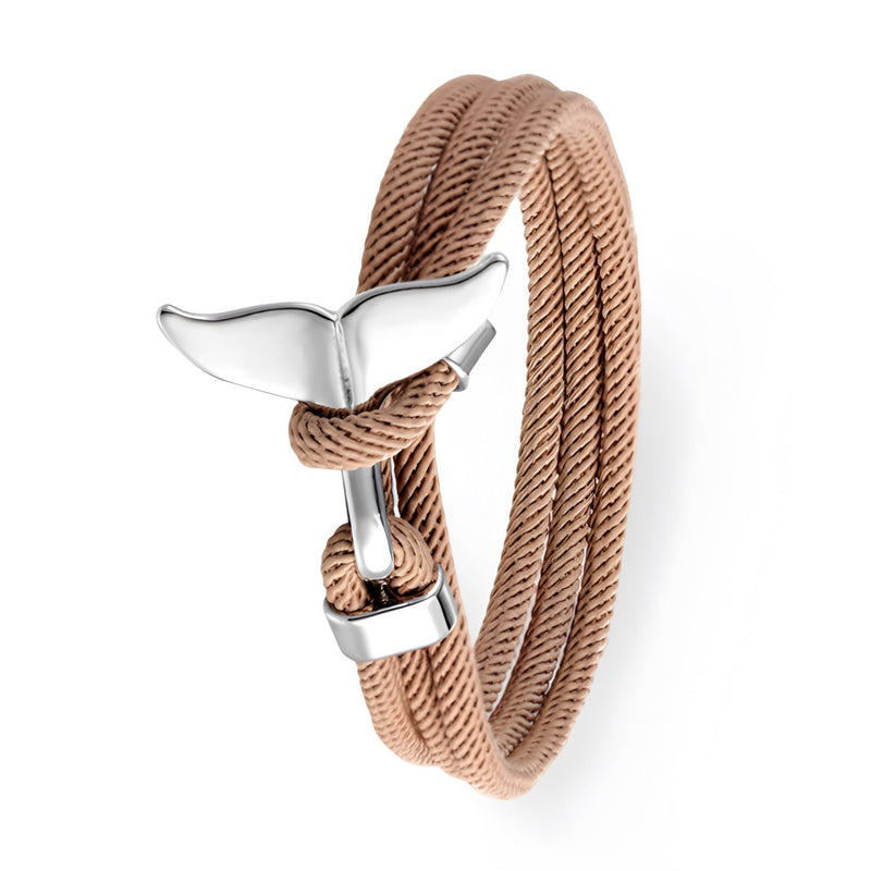 Bracelet cordon beige pour homme avec pendentif queue de baleine argentée, modèle Diego.