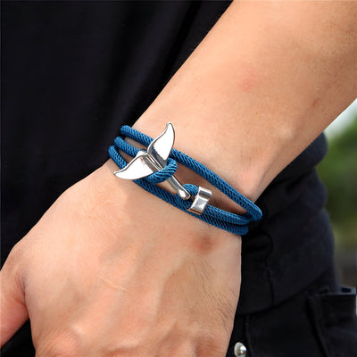 Bracelet cordon bleu marine double tour pour homme avec pendentif queue de baleine argentée et fermoir métallique.