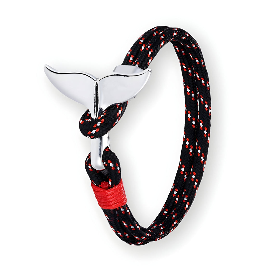 Bracelet cordon noir à motifs rouges avec pendentif queue de baleine en métal argenté.