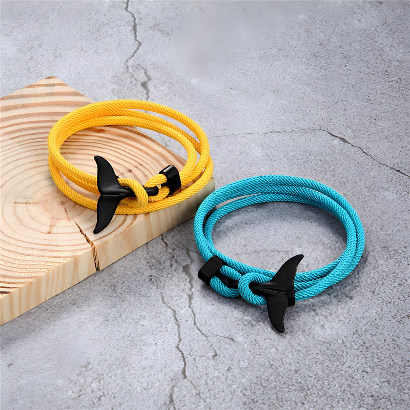Bracelet cordon jaune avec fermoir queue de baleine noir et bracelet cordon turquoise avec même fermoir noir.