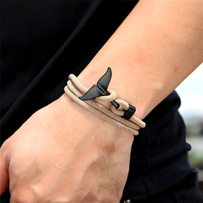 Bracelet cordon beige pour homme avec pendentif queue de baleine noire style Enzo.