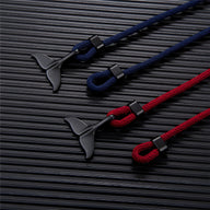 Bracelet cordon homme noir et bleu avec pendentif queue de baleine noir mat, style minimaliste.