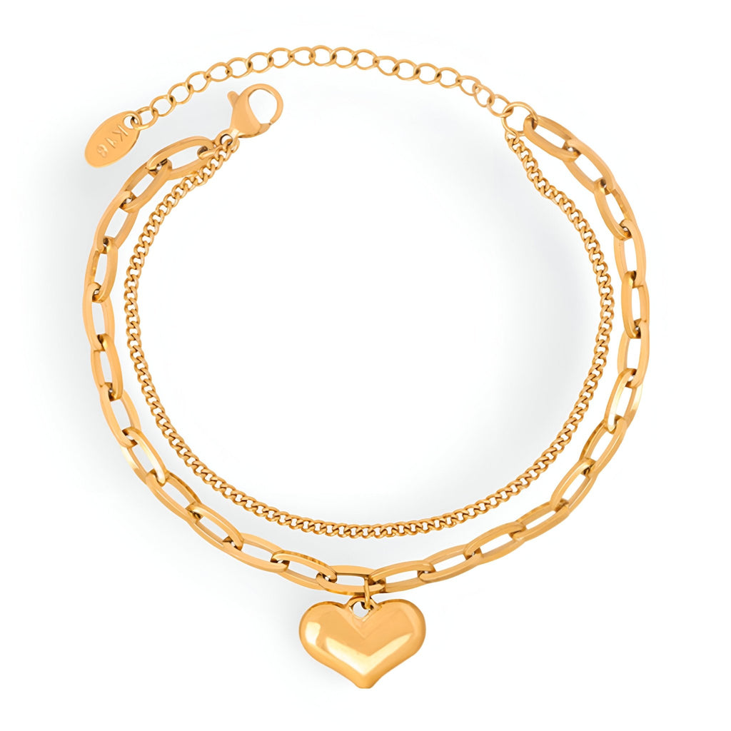 Bracelet double en titane plaqué or avec pendentif cœur lisse et chaîne fine et chaîne à maillons rectangulaires.
