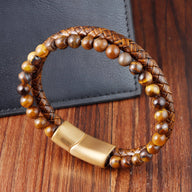 Bracelet homme en cuir tressé marron et perles œil de tigre avec fermoir magnétique doré.