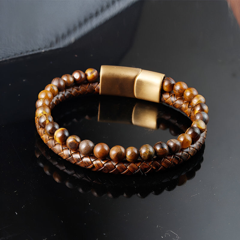 Bracelet homme en cuir marron tressé et perles naturelles œil de tigre avec fermoir magnétique doré.