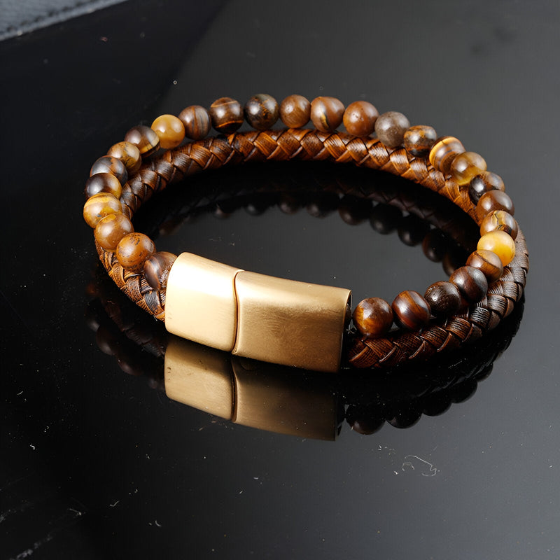 Bracelet double tour en cuir tressé marron avec perles d'oeil de tigre et fermoir doré mat.
