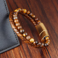 Bracelet double tour en cuir marron tressé et perles naturelles oeil de tigre avec fermoir doré mat.