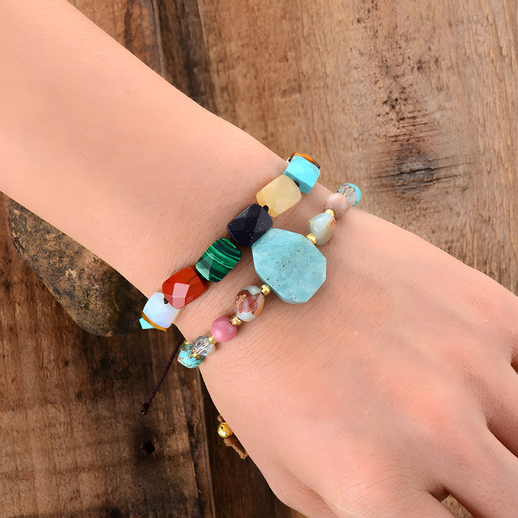 Bracelet femme multicolore avec sept pierres naturelles aux formes variées sur corde noire.