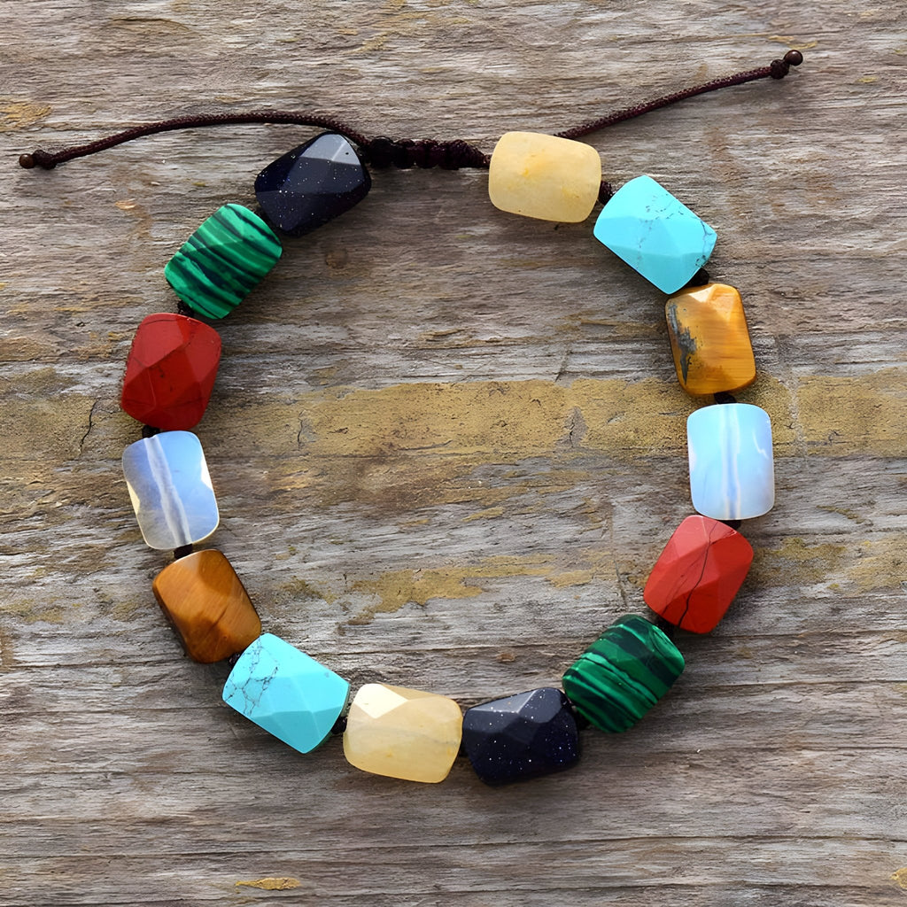 Bracelet pour femme en 7 grosses pierres naturelles multicolores avec cordon réglable en macramé.