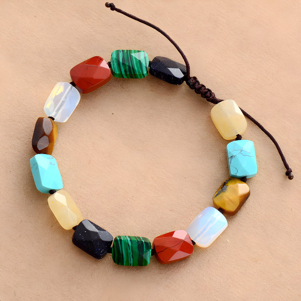 Bracelet femme multicolore en 7 pierres naturelles taillées en formes polygonales, cordon ajustable noir.