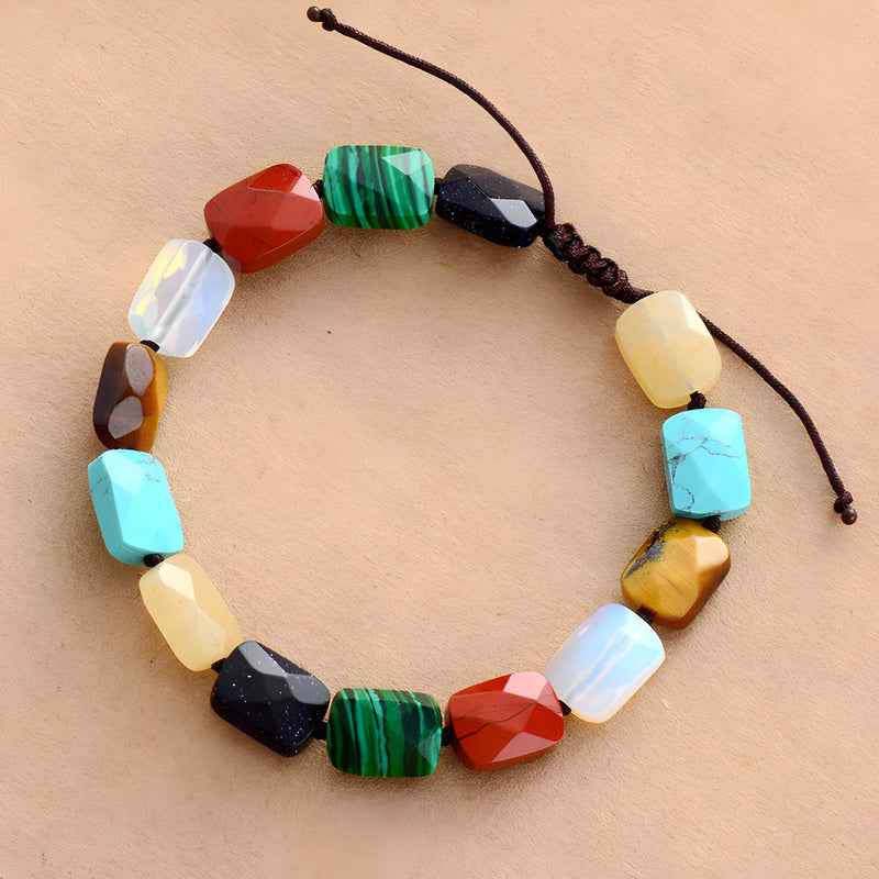 Bracelet femme multicolore en 7 pierres naturelles taillées en formes polygonales, cordon ajustable noir.