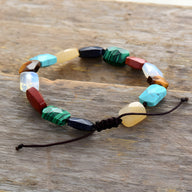 Bracelet femme multicolore en 7 pierres naturelles, perles taillées de formes variées, fermeture réglable en corde noire.