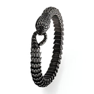 Bracelet serpent noir en acier inoxydable avec écailles détaillées et design ouvert.
