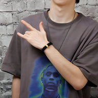 Bracelet homme en cuir noir avec perles acier inoxydable et motif croix doré.