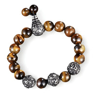 Bracelet pour homme en acier inoxydable avec perles d’œil de tigre marron et détails gravés noirs.