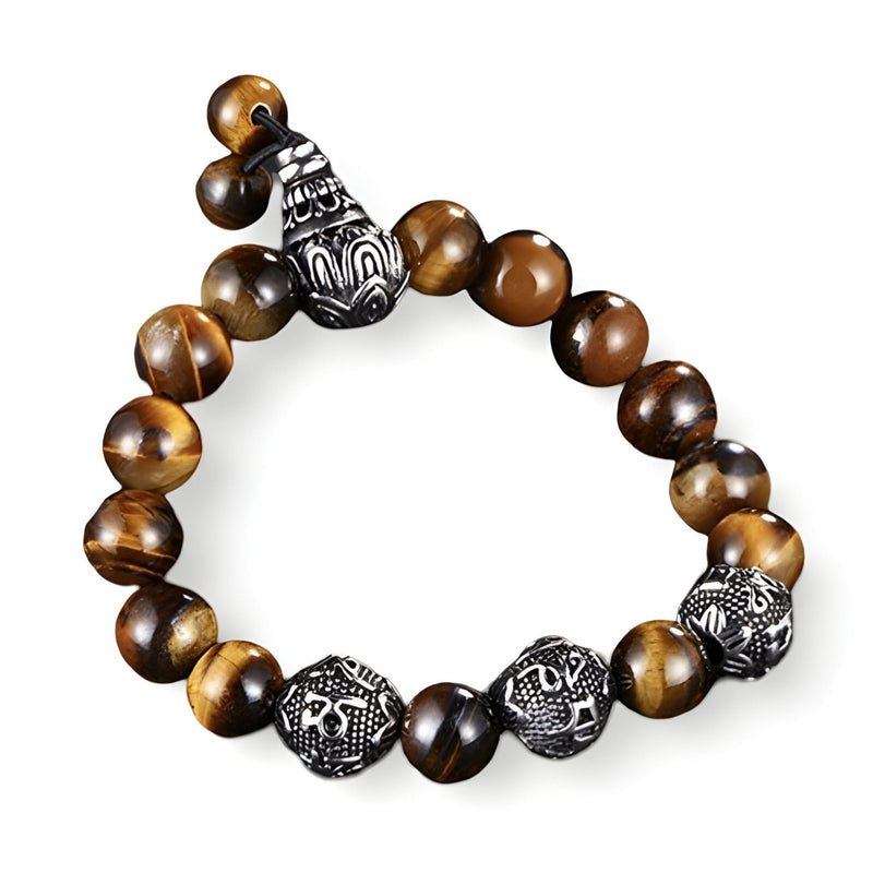 Bracelet pour homme en perles d'œil de tigre marron et acier inoxydable avec détails gravés noirs.