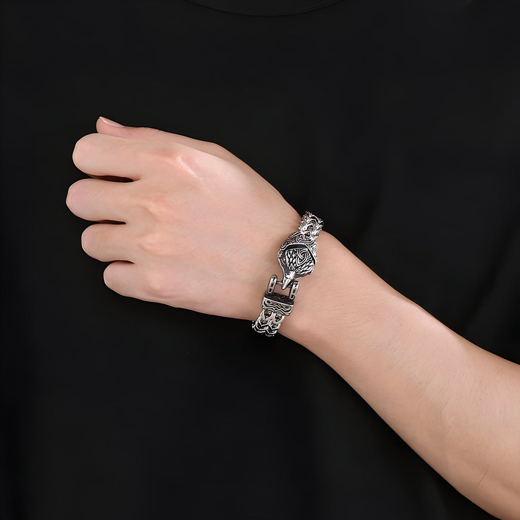 Bracelet en acier argenté avec fermoir tête d'aigle finement sculpté, style masculin.