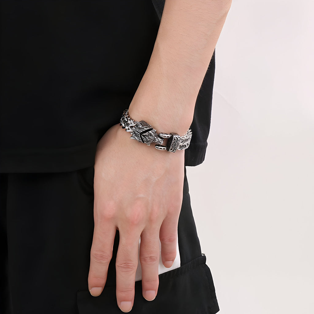 Bracelet argenté en acier inoxydable avec fermoir tête de loup détaillé, porté au poignet.