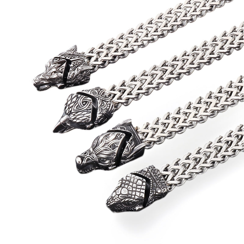 Bracelet en acier inoxydable argenté avec fermoir tête de loup gravé et chaîne tressée fine.