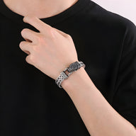 Bracelet homme en acier inoxydable argent avec fermoir en forme de tête de serpent texturé.