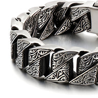 Bracelet homme en acier inoxydable argenté avec motif tribal gravé sur chaque maillon large.
