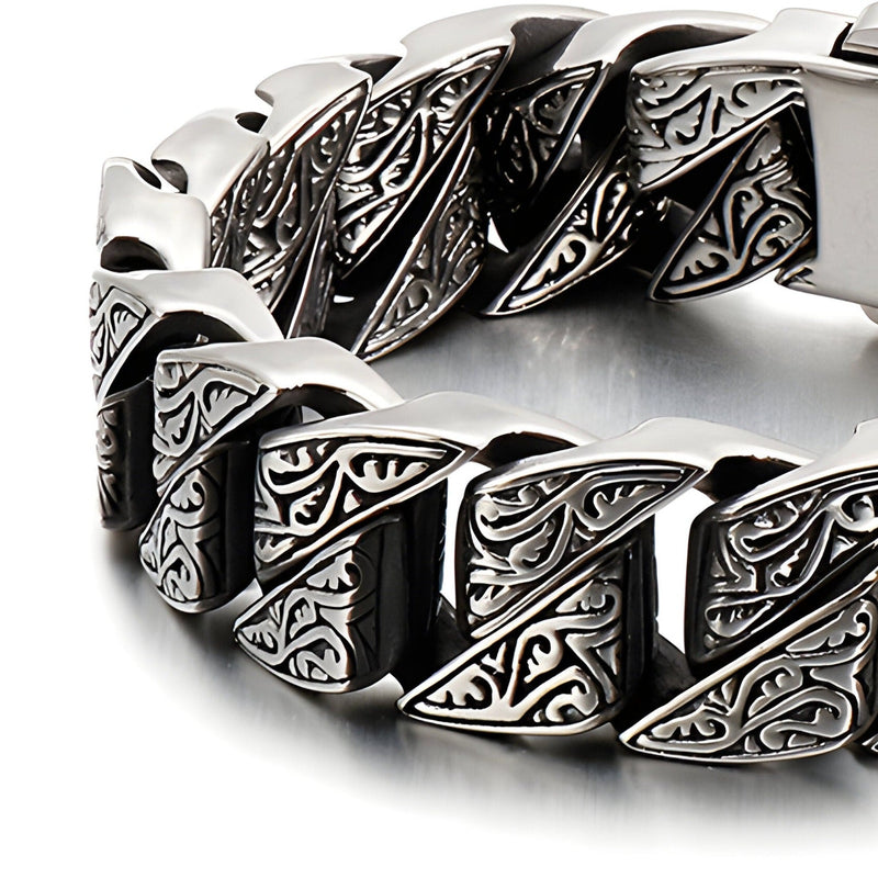 Bracelet homme en acier inoxydable argenté avec motif tribal gravé sur chaque maillon large.