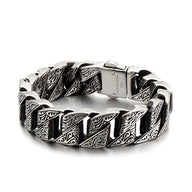 Bracelet homme en acier inoxydable argenté avec motifs tribaux gravés, fermoir robuste.