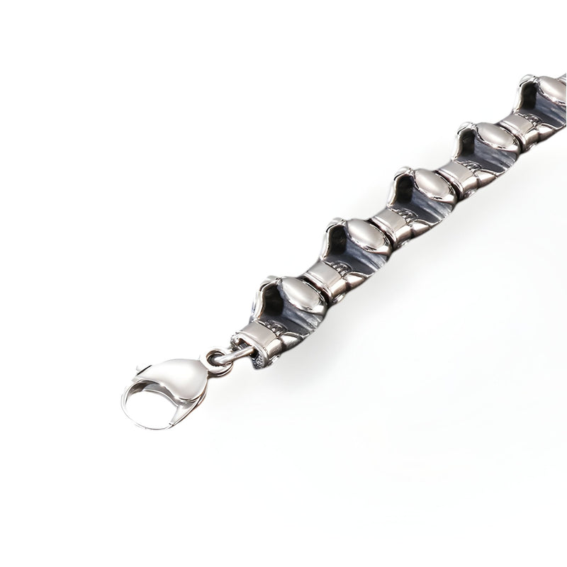 Bracelet homme en acier inoxydable argenté avec maillons en forme de gants de boxe et fermoir lobster.