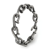 Bracelet homme en acier inoxydable anthracite avec maillons en forme de clous tordus.