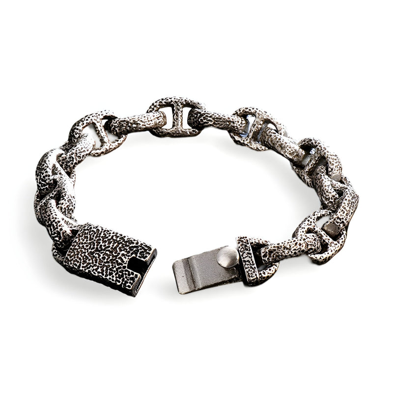 Bracelet homme en acier inoxydable argenté avec texture rocheuse et fermoir à clip robuste.