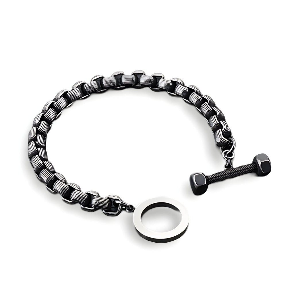 Bracelet homme en acier inoxydable noir avec charm haltère et fermoir rond argenté.