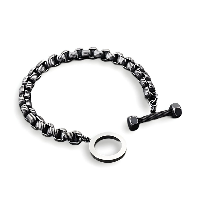 Bracelet homme en acier inoxydable noir avec charm haltère et fermoir rond argenté.